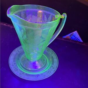 Jeannette Glass Company pitcher Floral (Poinsettia) pattern 1931–1935 & plate 8”